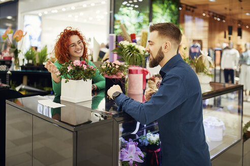 Florist im Gespräch mit einem Kunden im Blumenladen - ZEDF01983