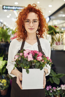 Porträt einer Floristin mit Topfpflanze in einem Blumenladen - ZEDF02002