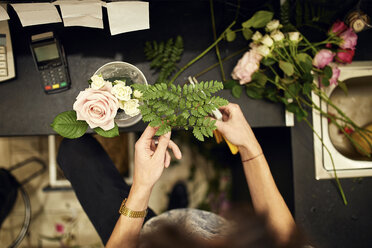 Nahaufnahme einer Floristin beim Arrangieren von Blumen in einem Blumenladen - ZEDF02008