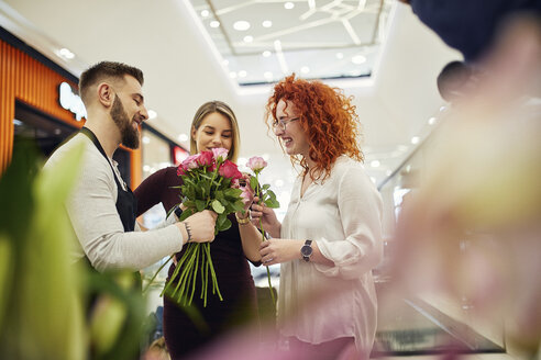 Blumenhändlerin berät Kunden in einem Blumenladen - ZEDF02010