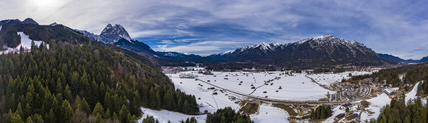 Deutschland, Bayern, Garmisch Partenkirchen und Wettersteingebirge im Winter - AMF06825