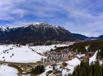 Deutschland, Bayern, Garmisch Partenkirchen und Wettersteingebirge im Winter - AMF06826