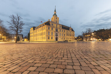 Germany, Lower Saxony, Oldenburg, Oldenburg Palace in the evening - KEBF01218