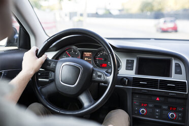 Nahaufnahme eines Mannes beim Autofahren - ABZF02244