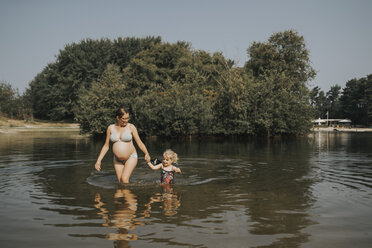 Niederlande, Schiermonnikoog, schwangere Mutter mit Tochter in einem See - DWF00332