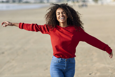 Portrait of laughing young woman on the beach - JSMF00818