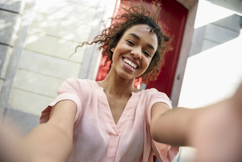 Selfie einer glücklichen jungen Frau in der Stadt - JSMF00866