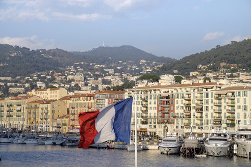 Frankreich, Nizza, Hafen, französische Flagge - HLF01147
