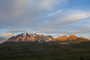 Chile, Patagonien, Torres del Paine National Park, Berglandschaft im frühen Morgenlicht - RUNF01476