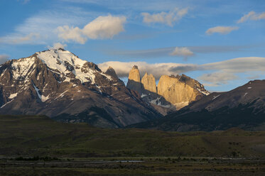 Chile, Patagonia, Torres del Paine National Park, mountainscape in early morning light - RUNF01477