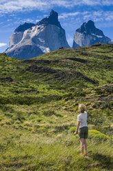 Chile, Patagonien, Frau stehend auf Medow im Torres del Paine Nationalpark - RUNF01484