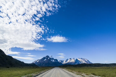Chile, Patagonien, Gerade Straße durch den Torres del Paine National Park - RUNF01486