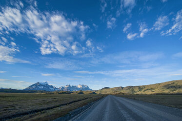 Chile, Patagonien, Gerade Straße durch den Torres del Paine National Park - RUNF01488