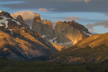 Chile, Patagonien, Torres del Paine National Park, Berglandschaft im frühen Morgenlicht - RUNF01492