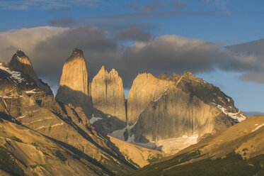 Chile, Patagonien, Torres del Paine National Park, Berglandschaft im frühen Morgenlicht - RUNF01493