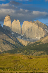 Chile, Patagonien, Torres del Paine National Park, Berglandschaft im frühen Morgenlicht - RUNF01494