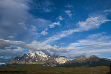 Chile, Patagonien, Torres del Paine National Park, Berglandschaft im frühen Morgenlicht - RUNF01495