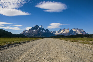 Chile, Patagonien, Gerade Straße im Torres del Paine National Park - RUNF01503