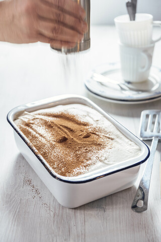 Tiramisu mit Kokosnuss- und Cashewcreme, Kakao-Shaker, lizenzfreies Stockfoto