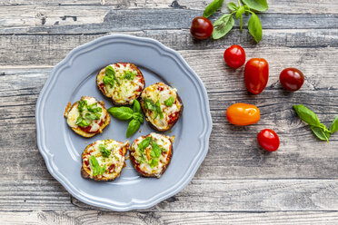 Aubergine pizza, aubergine slices with tomato sauce and cheese, gratinated, low carb - SARF04149