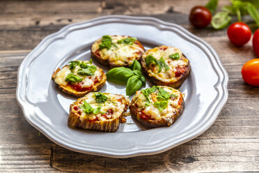 Aubergine pizza, aubergine slices with tomato sauce and cheese, gratinated, low carb - SARF04150