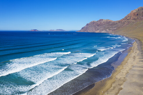 Spanien, Kanarische Inseln, Lanzarote, Risco de Famara, Playa Famara bei Caleta de Famara, im Hintergrund die Insel La Graciosa, Luftaufnahme - SIEF08425