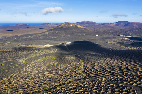 Spanien, Kanarische Inseln, Lanzarote, Weinanbaugebiet La Geria bei Yaiza, im Hintergrund die Vulkane, Luftaufnahme - SIEF08428