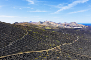 Spanien, Kanarische Inseln, Lanzarote, Weinanbaugebiet La Geria Dörfer Uga und Yaiza, Ajaches Berge, Luftaufnahme - SIEF08431