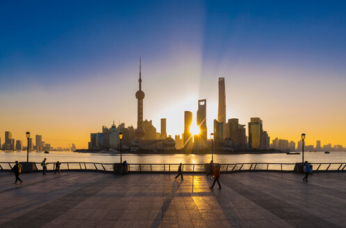 Der Bund und die Skyline von Pudong bei Sonnenaufgang, Shanghai, China - CUF49811