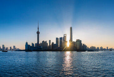 Der Bund und die Skyline von Pudong bei Sonnenaufgang, Shanghai, China - CUF49813