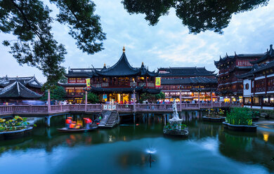 Teehaus im Yu-Garten in der Abenddämmerung, Shanghai, China - CUF49817