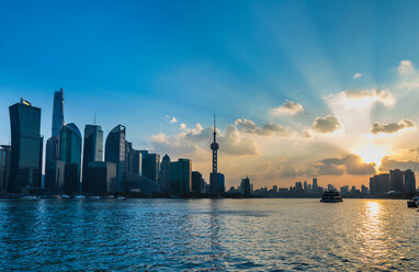 Skyline von Pudong und Huangpu-Fluss bei Sonnenuntergang, Shanghai, China - CUF49818