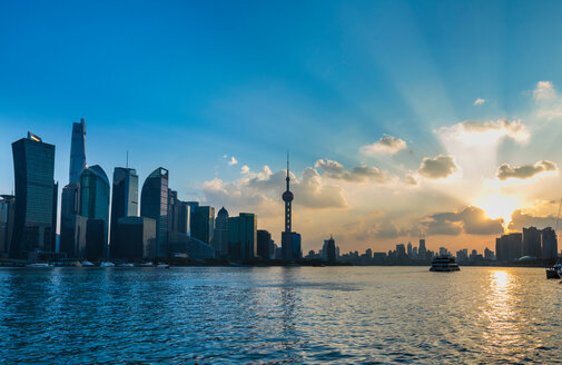 Pudong skyline and Huangpu river at sunset, Shanghai, China - CUF49818