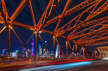 Waibaidu-Brücke und Pudong-Skyline bei Nacht, Shanghai, China - CUF49820