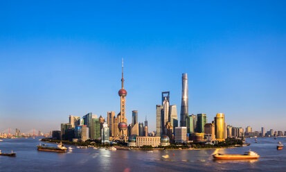 Skyline von Pudong und Huangpu-Fluss, Shanghai, China - CUF49824