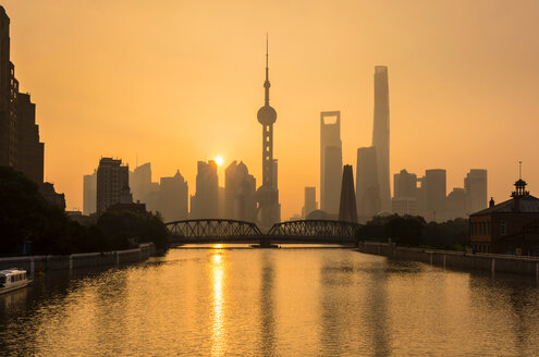 Goldener Sonnenuntergang über der Waibaidu-Brücke und der Skyline von Pudong, Shanghai, China - CUF49827