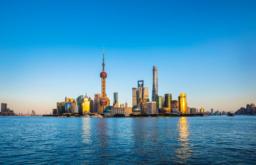 Huangpu river and Pudong skyline, Shanghai, China - CUF49829