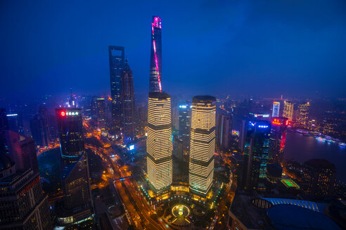 Pudong-Skyline mit Shanghai Tower, Shanghai World Financial Centre und IFC bei Nacht, Blick von oben, Shanghai, China - CUF49830