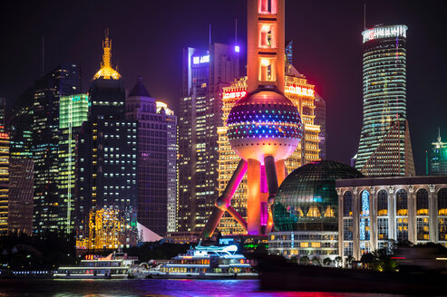 Skyline von Pudong mit Oriental Pearl Tower bei Nacht, Shanghai, China - CUF49832
