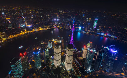 Stadtbild mit Pudong und Huangpu-Fluss bei Nacht, hoher Blickwinkel, Shanghai, China - CUF49845