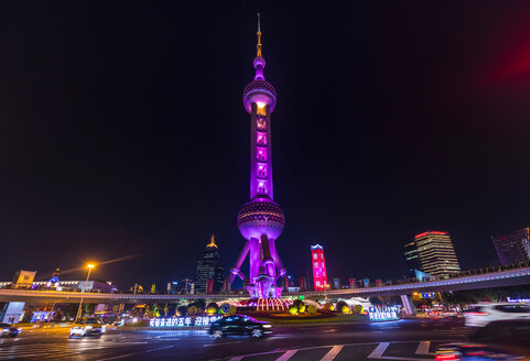 Skyline von Pudong mit Oriental Pearl Tower bei Nacht, Shanghai, China - CUF49852