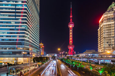 Skyline von Pudong mit Oriental Pearl Tower bei Nacht, Shanghai, China - CUF49854