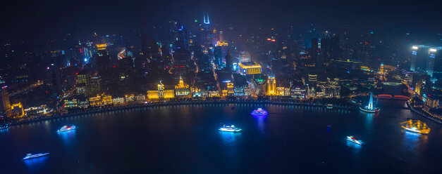Bund und Huangpu-Fluss bei Nacht, Panoramablick aus hohem Winkel, Shanghai, China - CUF49859