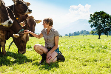 Frau mit Kuhherde auf einer Wiese, Sonthofen, Bayern, Deutschland - CUF49863