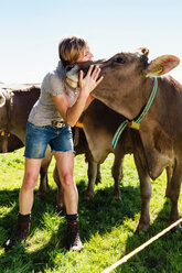 Frau mit einer Kuhherde auf einem Feld - CUF49869