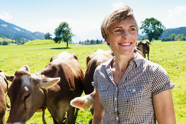 Frau mit Kuhherde auf einer Wiese, Sonthofen, Bayern, Deutschland - CUF49870