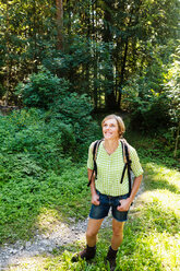 Frau erkundet Wald, Sonthofen, Bayern, Deutschland - CUF49873