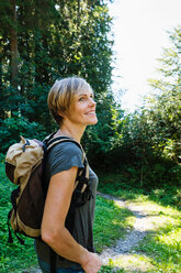 Frau erkundet Wald, Sonthofen, Bayern, Deutschland - CUF49874