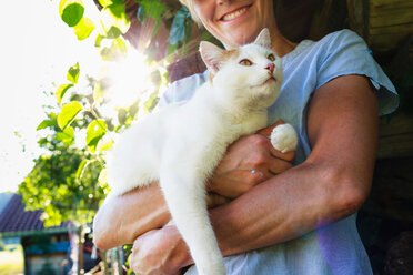 Frau mit Katze auf dem Lande - CUF49889