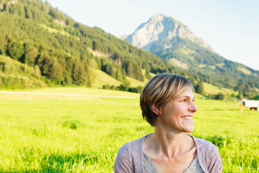 Frau genießt die Landschaft, Sonthofen, Bayern, Deutschland - CUF49903